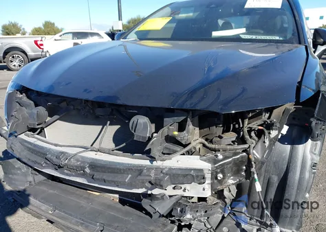 2021 Toyota Camry Le z USA, uszkodzony, nr VIN 4T1C11AK0MU604495